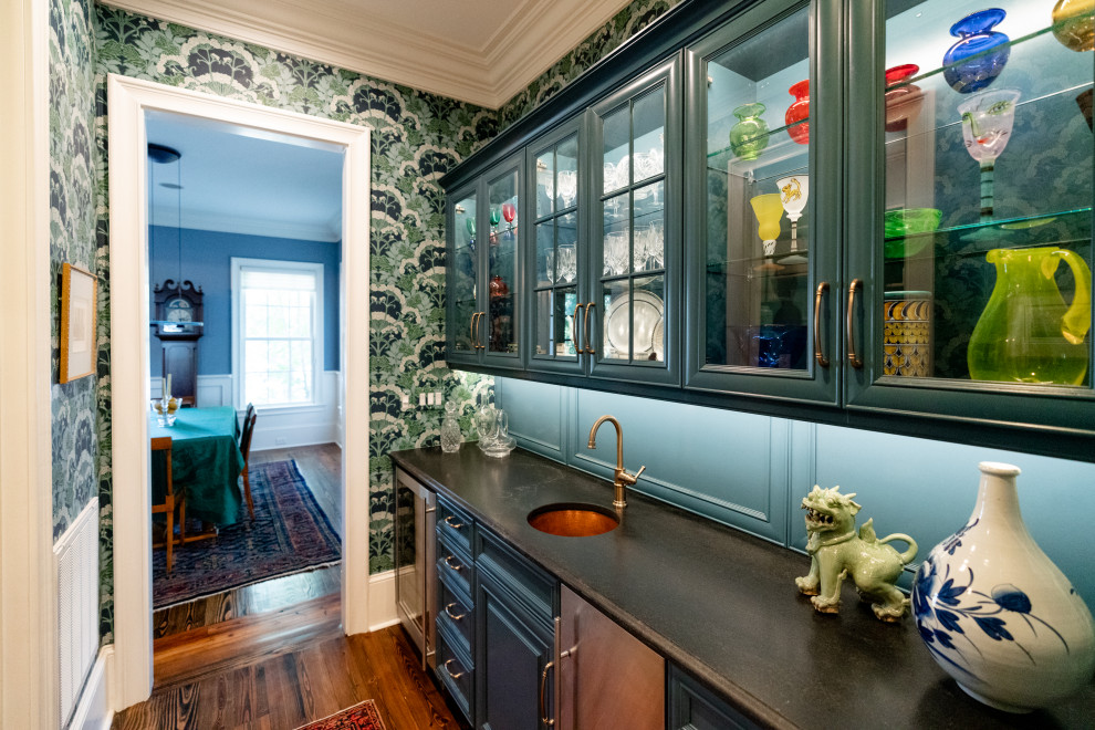 Einzeilige, Mittelgroße Klassische Wohnküche mit Unterbauwaschbecken, profilierten Schrankfronten, blauen Schränken, Granit-Arbeitsplatte, Küchenrückwand in Blau, Rückwand aus Holz, Küchengeräten aus Edelstahl, braunem Holzboden, braunem Boden und grauer Arbeitsplatte in Charleston