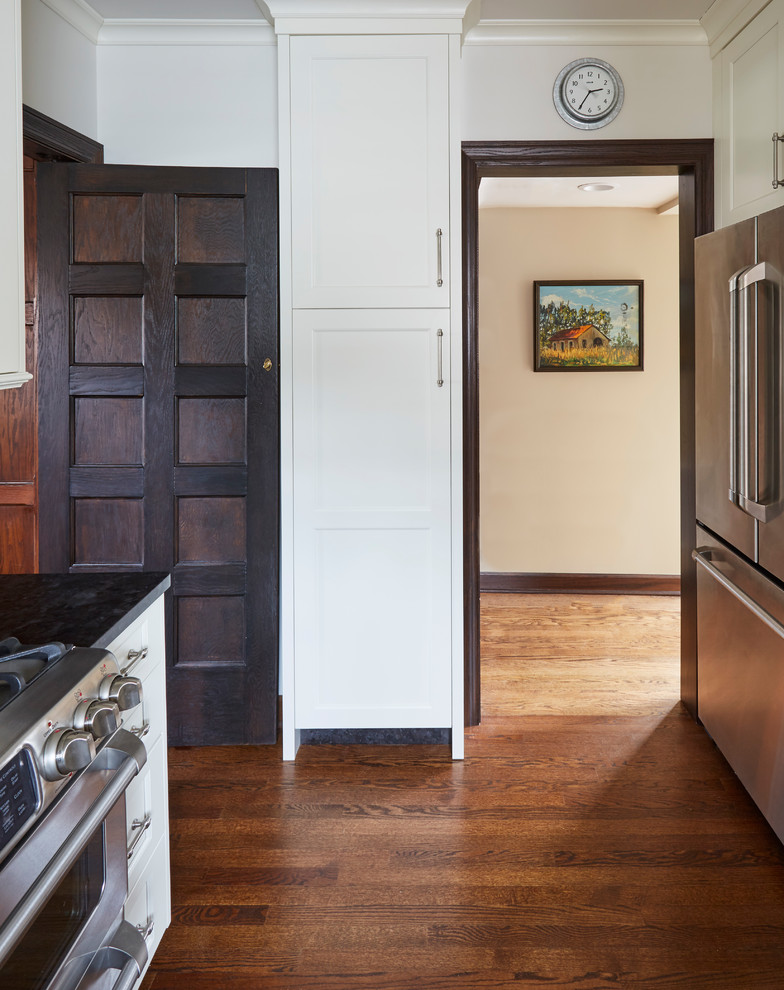 Transitional kitchen photo in Chicago
