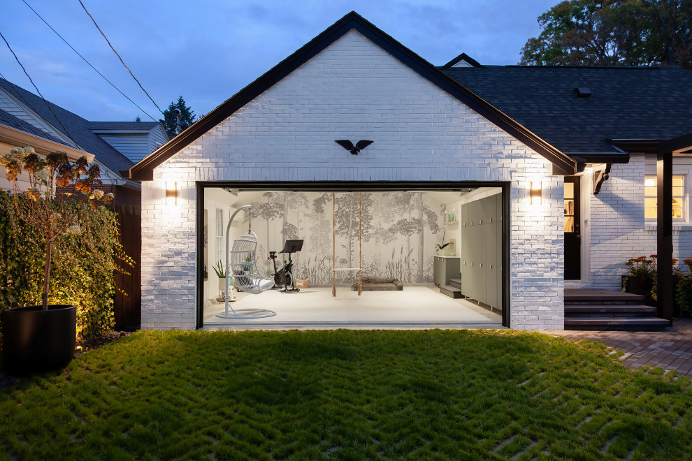 Inredning av ett klassiskt hemmagym med grovkök, med flerfärgade väggar, betonggolv och grått golv