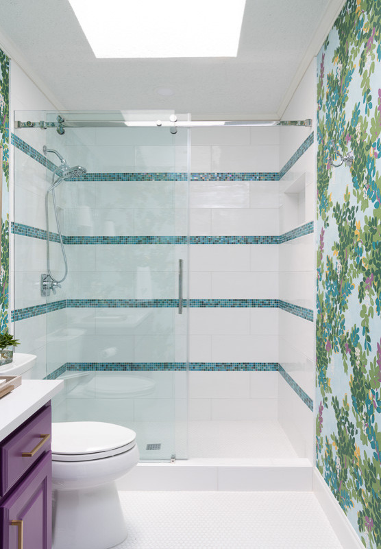 Klassisk inredning av ett litet vit vitt badrum med dusch, med lila skåp, en dusch i en alkov, en toalettstol med hel cisternkåpa, flerfärgad kakel, mosaik, flerfärgade väggar, ett nedsänkt handfat, vitt golv och dusch med skjutdörr