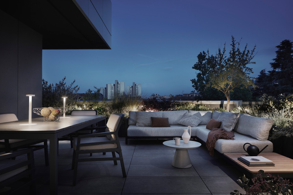Modelo de terraza moderna grande sin cubierta en azotea con jardín de macetas y barandilla de vidrio