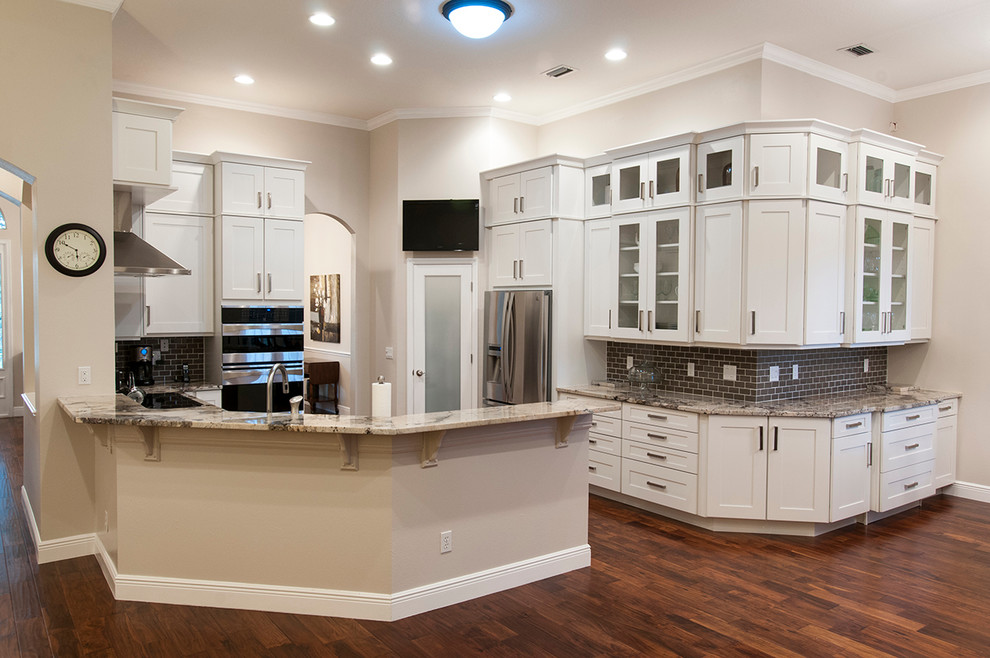 Kitchen - transitional kitchen idea in Orlando