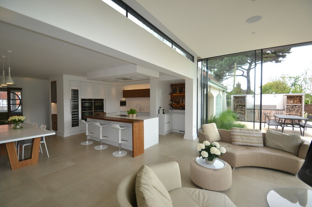White Kitchen with Walnut moderne-koekken