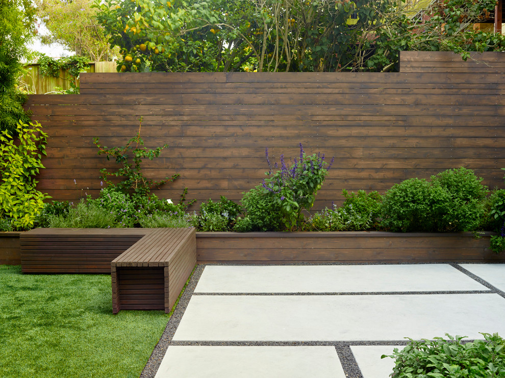 Идея дизайна: маленький двор на заднем дворе в современном стиле с местом для костра и покрытием из гравия без защиты от солнца для на участке и в саду