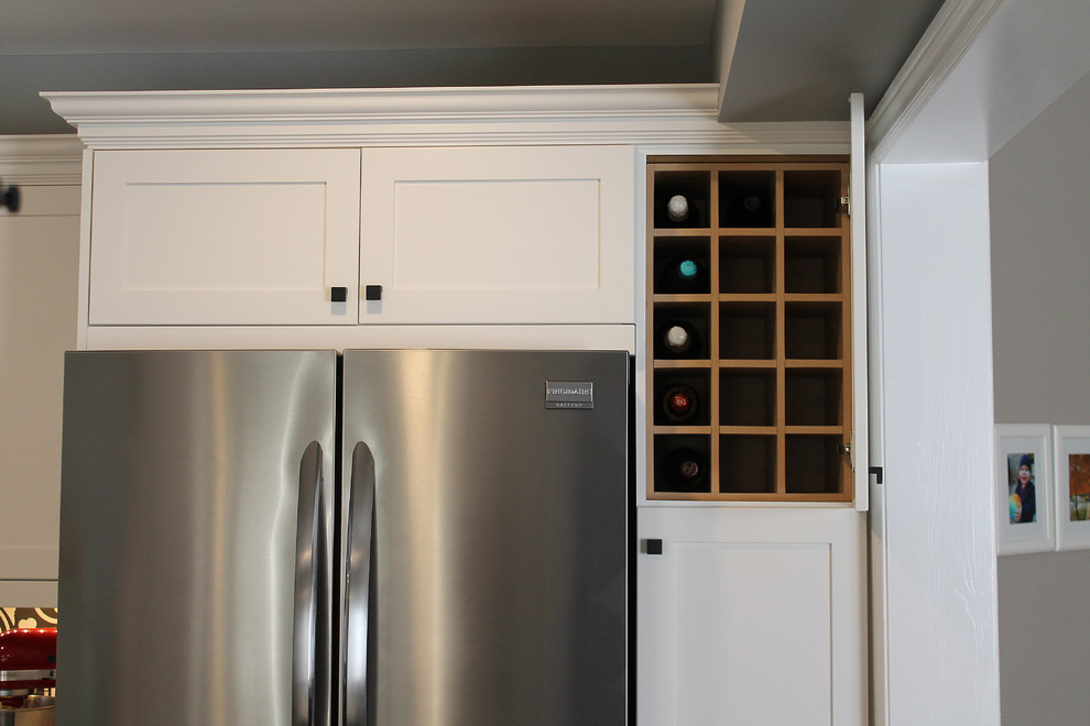 Kitchen - transitional kitchen idea in Toronto