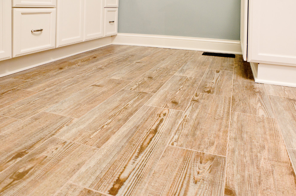 Example of a transitional home design design in Chicago