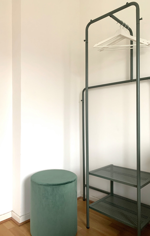 Kleines Stilmix Gästezimmer mit weißer Wandfarbe, hellem Holzboden und braunem Boden in Düsseldorf