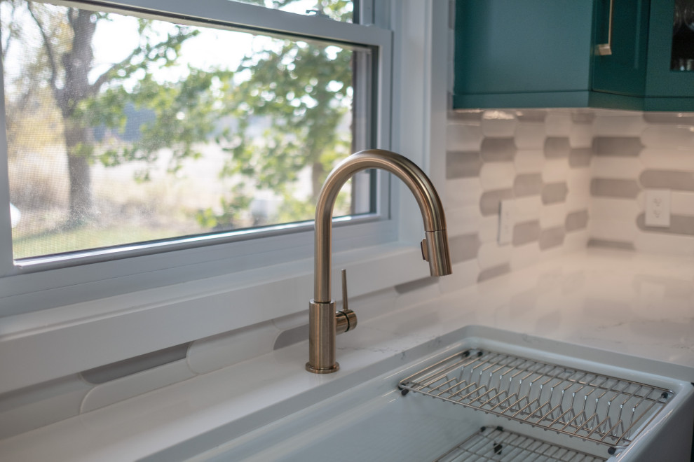 Kitchen - small transitional kitchen idea