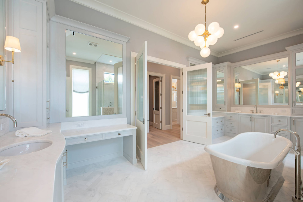 Idéer för stora maritima vitt en-suite badrum, med luckor med infälld panel, vita skåp, ett fristående badkar och marmorbänkskiva
