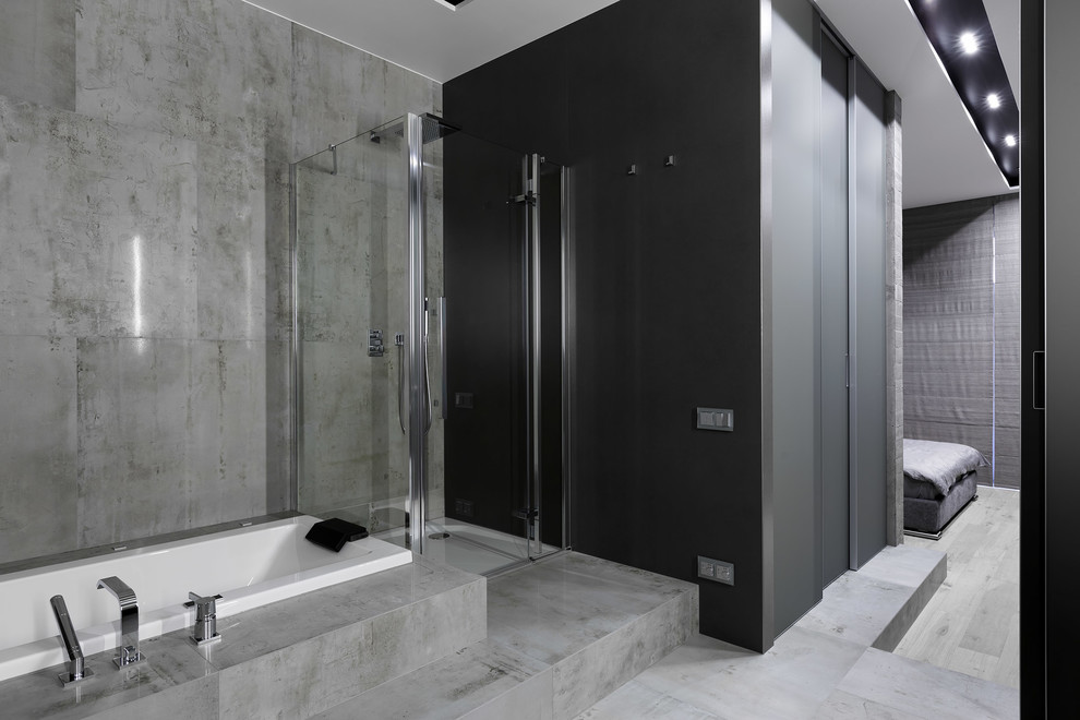 Esempio di una stanza da bagno padronale contemporanea di medie dimensioni con pareti grigie, vasca da incasso e doccia ad angolo