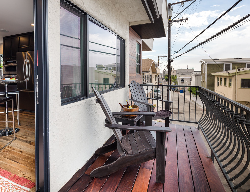 Photo of a mid-sized transitional balcony in Los Angeles with a roof extension.