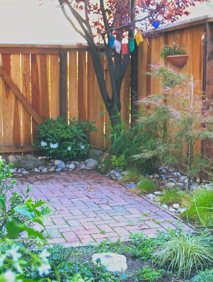 Small asian backyard shaded garden in San Francisco with gravel.