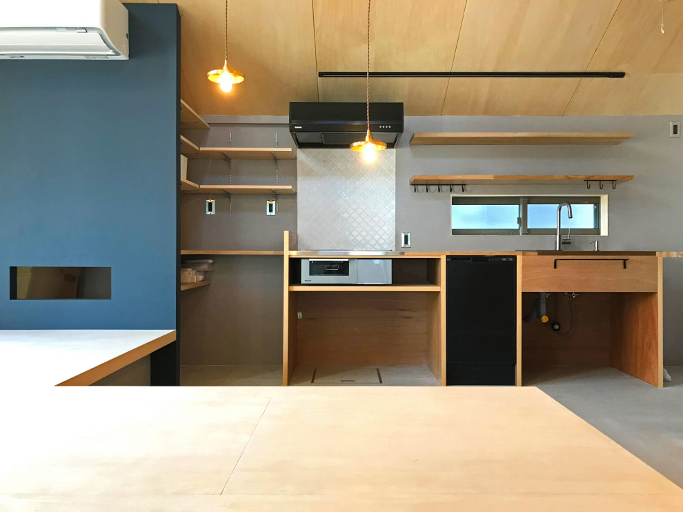 Immagine di una sala da pranzo aperta verso il soggiorno minimal di medie dimensioni con pareti grigie, pavimento in cemento, pavimento grigio, soffitto in legno e pareti in perlinato