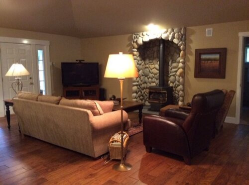 Example of a transitional home design design in Seattle