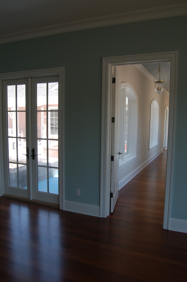 Example of a classic hallway design in Wilmington