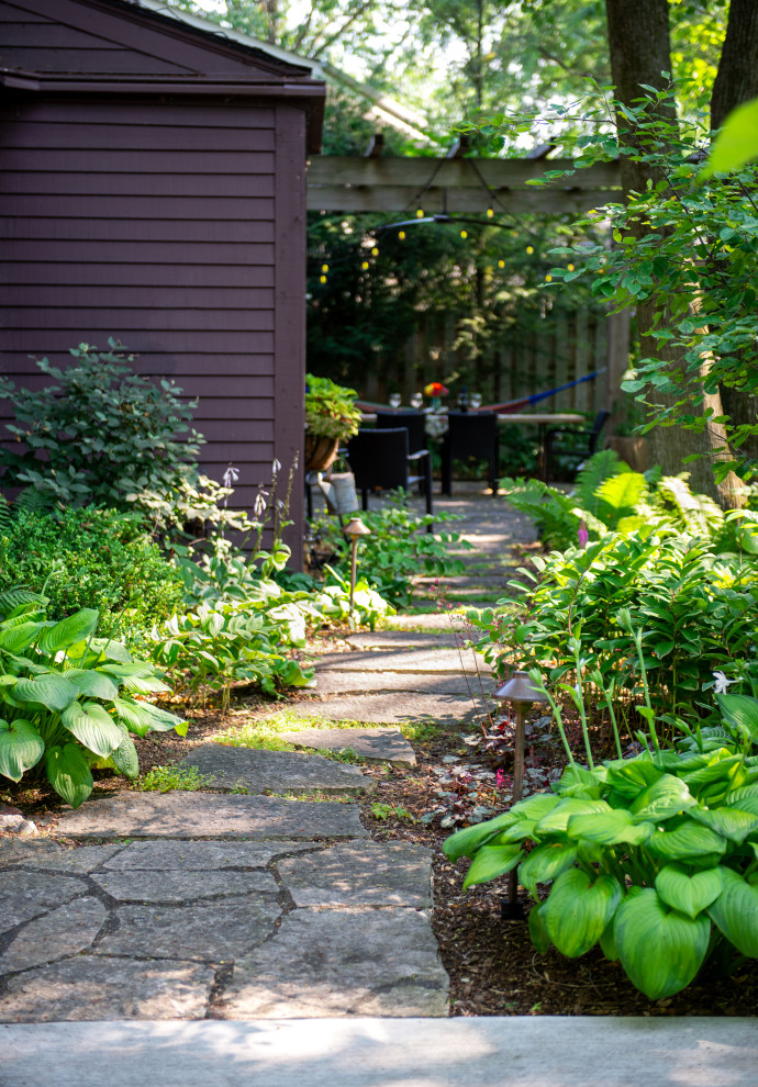 Foto di un giardino rustico in ombra di medie dimensioni e dietro casa in estate con un ingresso o sentiero e pavimentazioni in pietra naturale