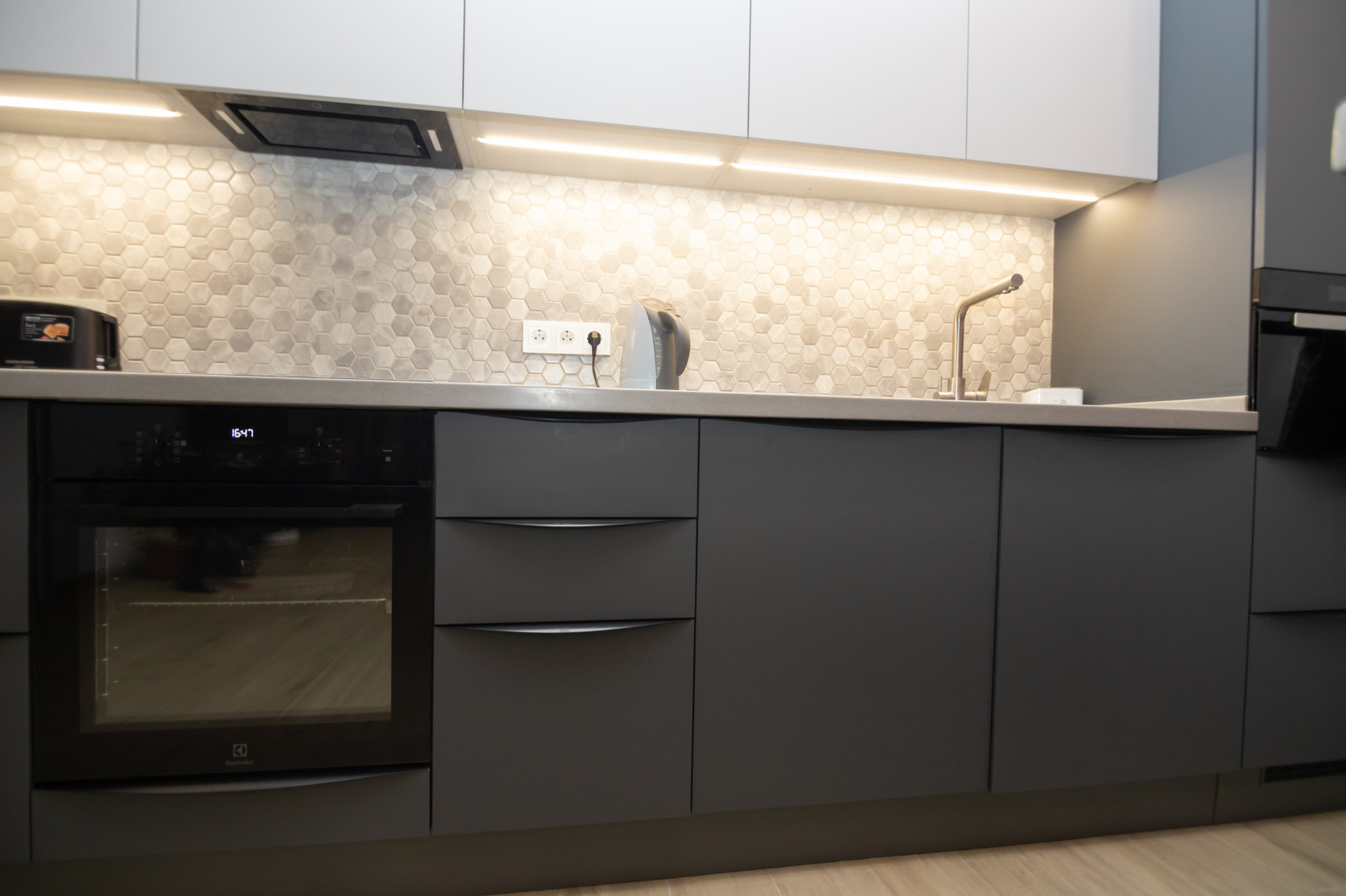 Двухцветная матовая кухня