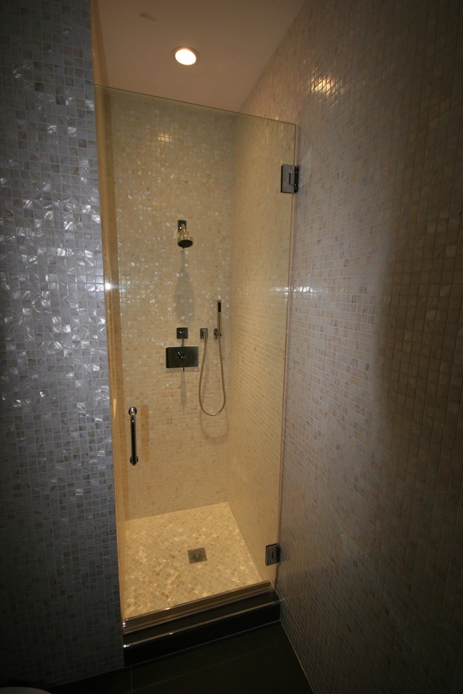 Small modern 3/4 bathroom in Miami with an alcove shower and porcelain floors.