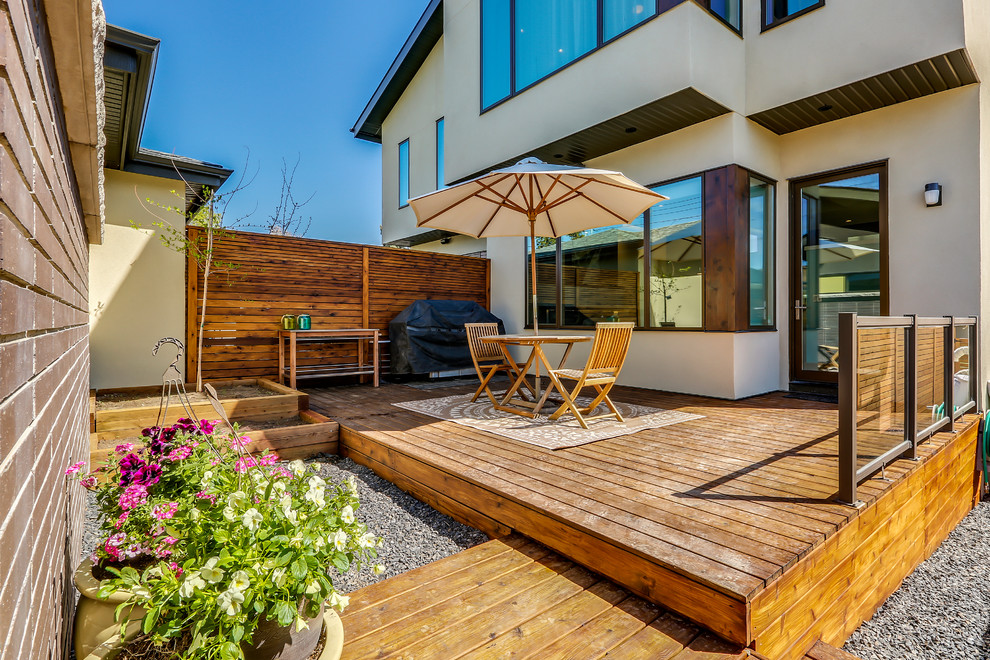 Inspiration for a mid-sized midcentury deck in Calgary.
