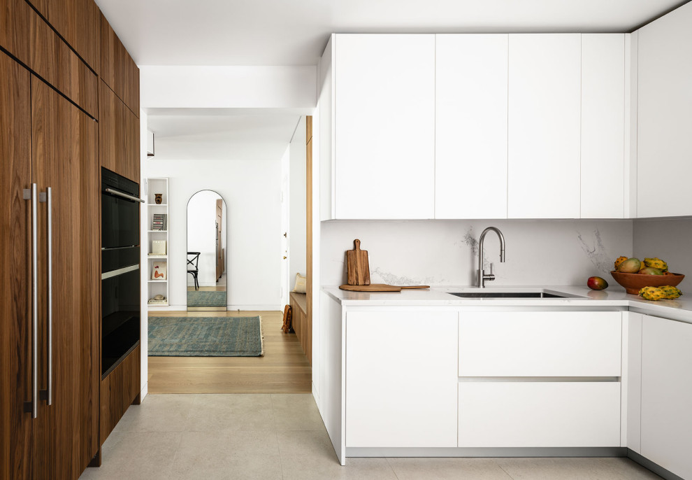 Bild på ett avskilt, mellanstort funkis vit vitt l-kök, med en undermonterad diskho, släta luckor, skåp i mörkt trä, bänkskiva i kvarts, vitt stänkskydd, integrerade vitvaror, klinkergolv i porslin och grått golv