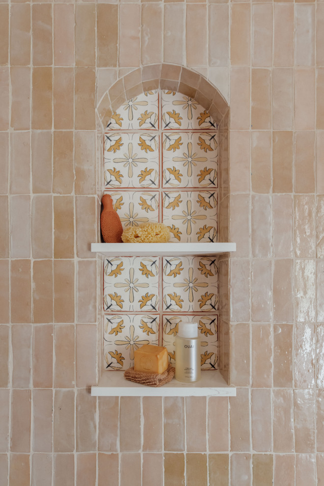 Immagine di una stanza da bagno padronale mediterranea di medie dimensioni con ante lisce, ante in legno scuro, lavabo da incasso, top in quarzite, top bianco, due lavabi e mobile bagno incassato