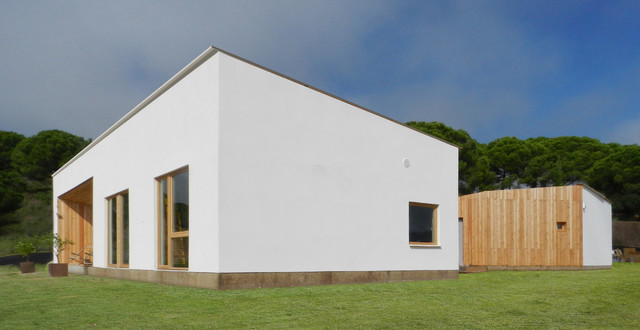 Una casa autosuficiente: sin conexi&oacute;n a la red el&eacute;ctrica modern-exterior
