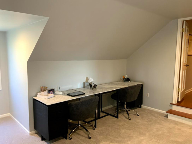 Modern Bonus Room with small built in bar minimalistisch-arbeitszimmer