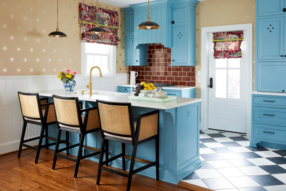 Imagen de cocina ecléctica con puertas de armario azules, salpicadero rojo, salpicadero de azulejos de cerámica, suelo de baldosas de cerámica, suelo multicolor y encimeras blancas