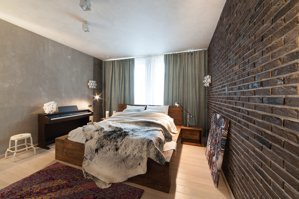 На фото: спальня в стиле лофт с серыми стенами, светлым паркетным полом и бежевым полом