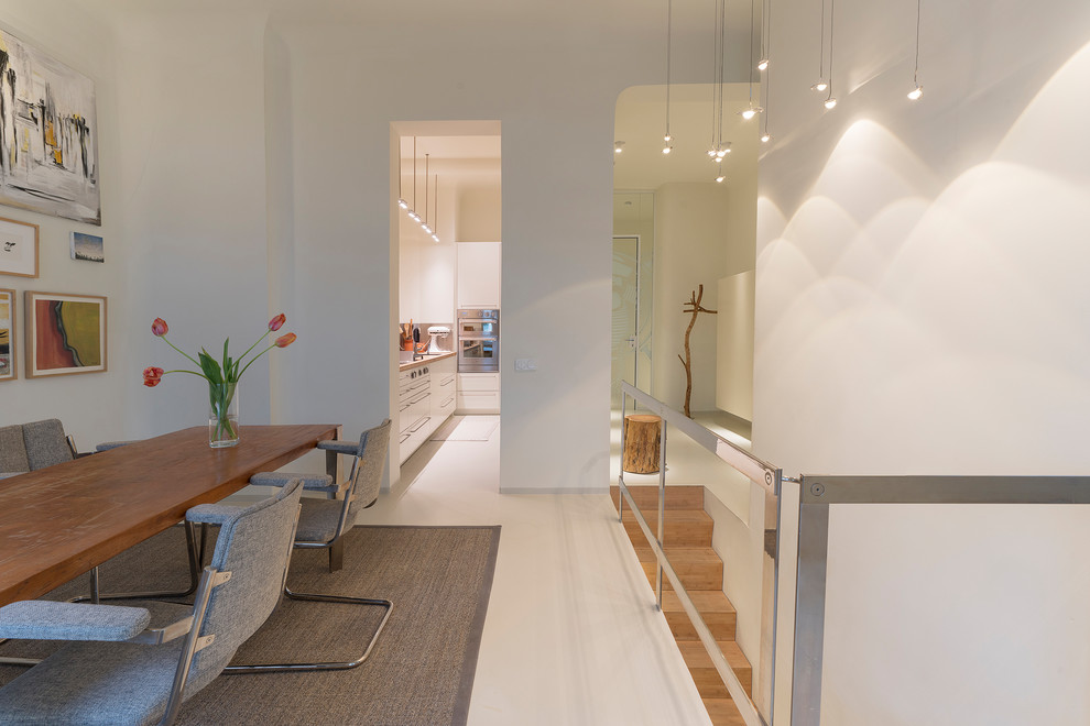 Offenes, Mittelgroßes Modernes Esszimmer ohne Kamin mit weißer Wandfarbe und weißem Boden in Hamburg