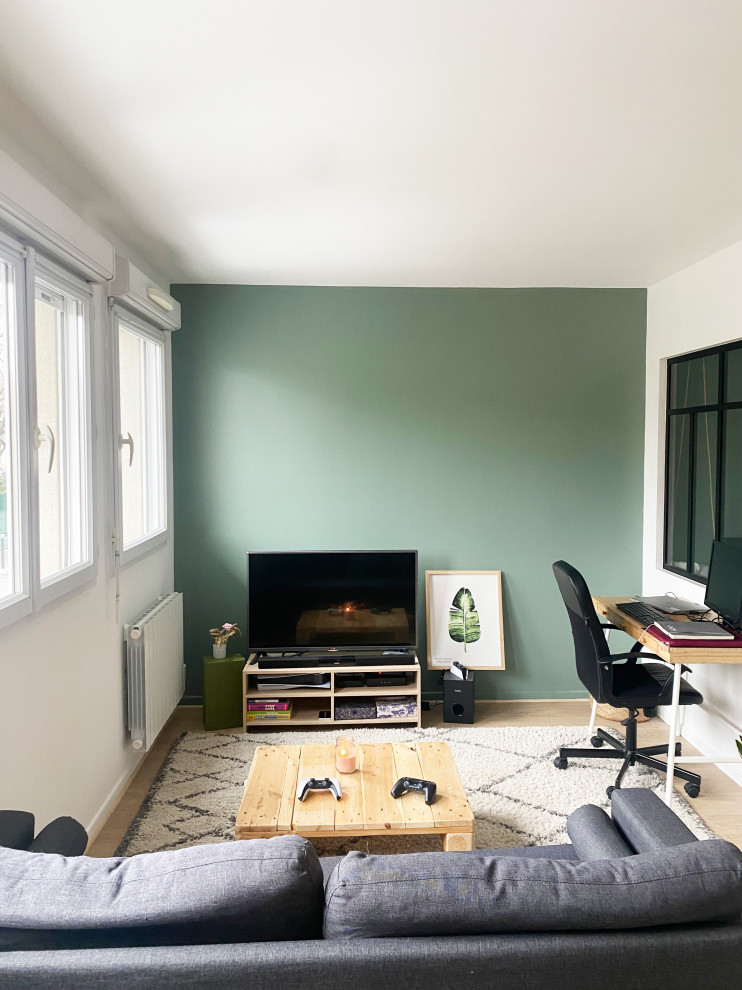 На фото: маленькая открытая гостиная комната в скандинавском стиле с полом из ламината без телевизора для на участке и в саду с
