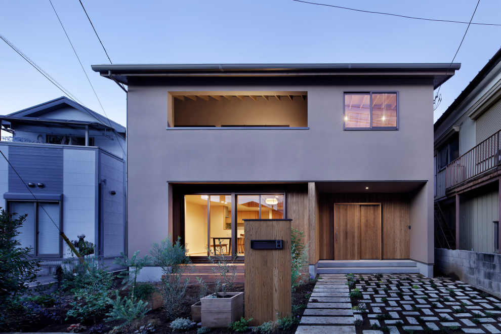 Стильный дизайн: двухэтажный, коричневый частный загородный дом среднего размера в современном стиле с двускатной крышей, черепичной крышей и черной крышей - последний тренд