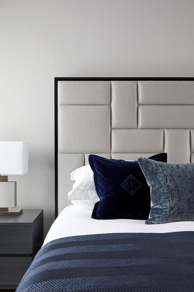 Foto de habitación de invitados gris y blanca moderna grande sin chimenea con paredes grises, moqueta, suelo gris y papel pintado
