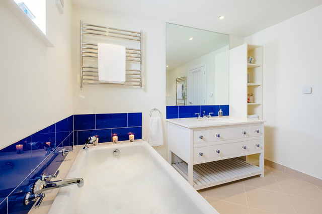 Tregoose, Polzeath, Cornwall beach-style-bathroom