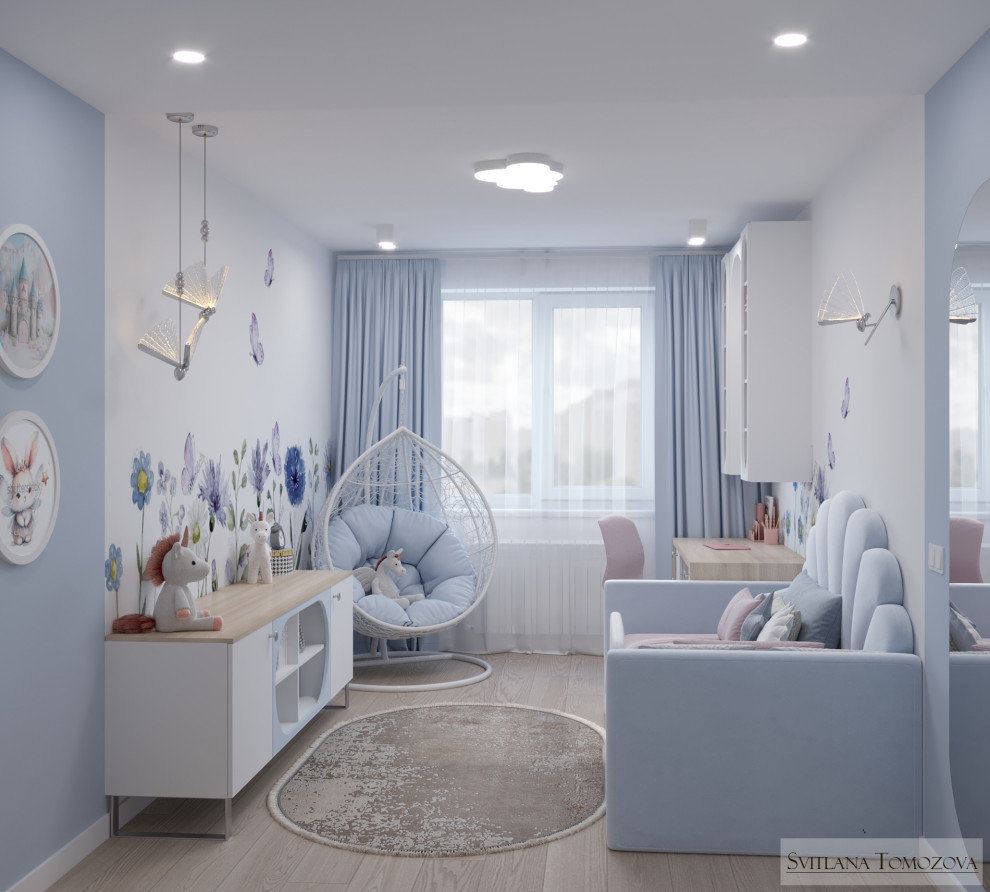 Mittelgroßes Modernes Mädchenzimmer mit Schlafplatz, blauer Wandfarbe, hellem Holzboden, beigem Boden und Tapetenwänden in Düsseldorf