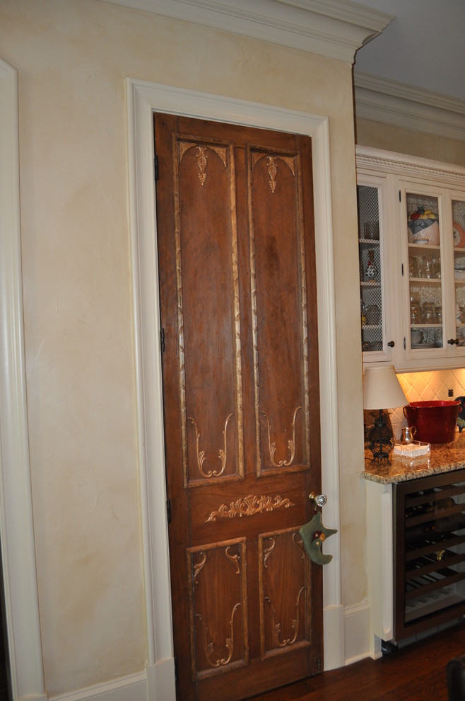 Kitchen - transitional kitchen idea in Raleigh