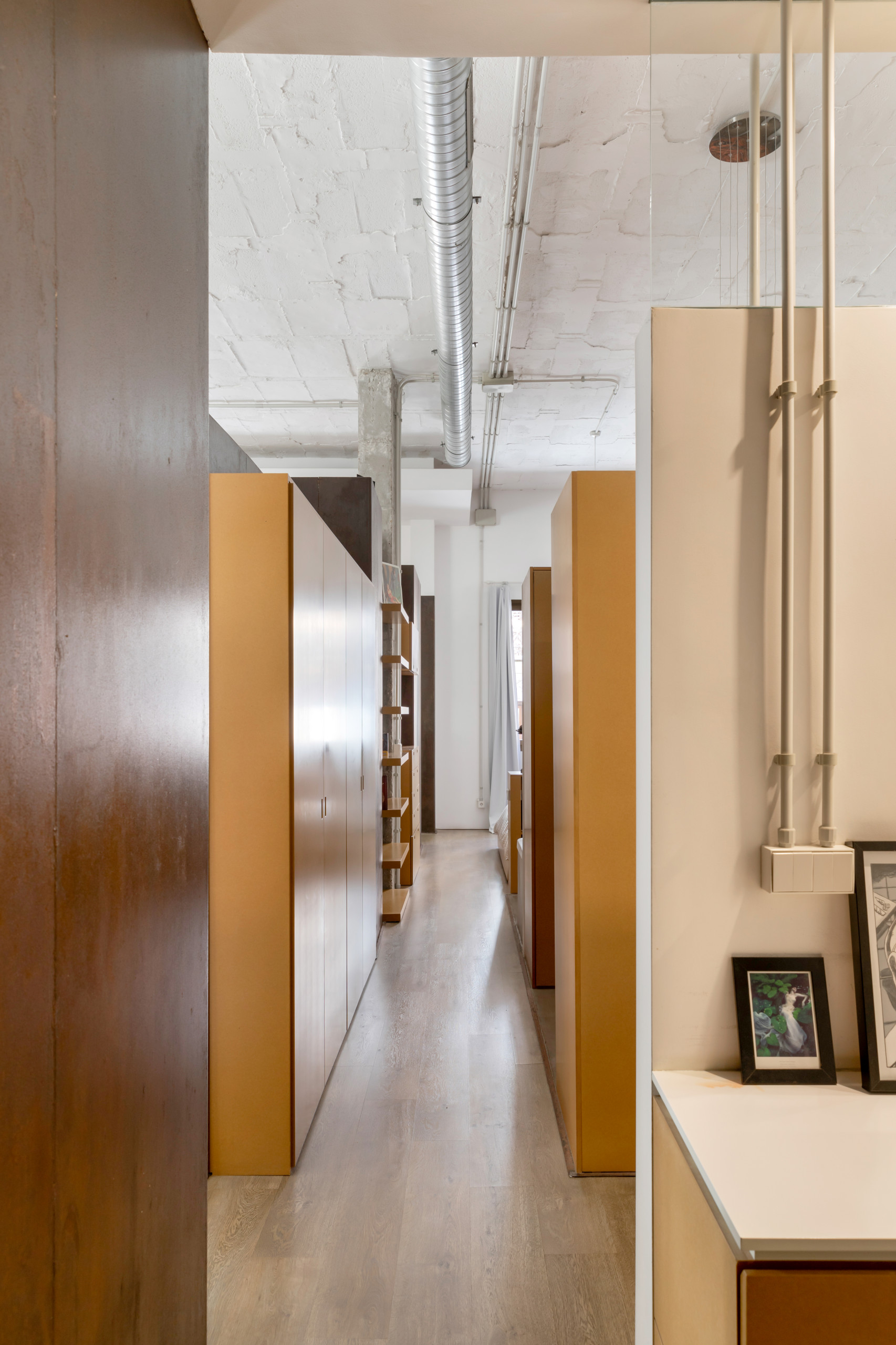 Vista del pasillo distribuidor en la suite principal