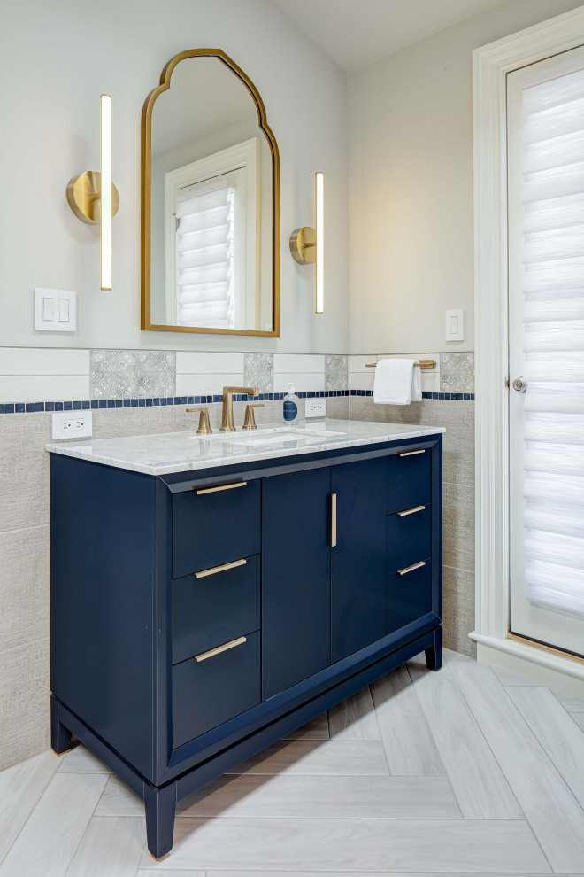 Inredning av ett eklektiskt stort vit vitt en-suite badrum, med släta luckor, blå skåp, en dusch i en alkov, en bidé, grå kakel, porslinskakel, grå väggar, klinkergolv i porslin, marmorbänkskiva, grått golv och dusch med gångjärnsdörr