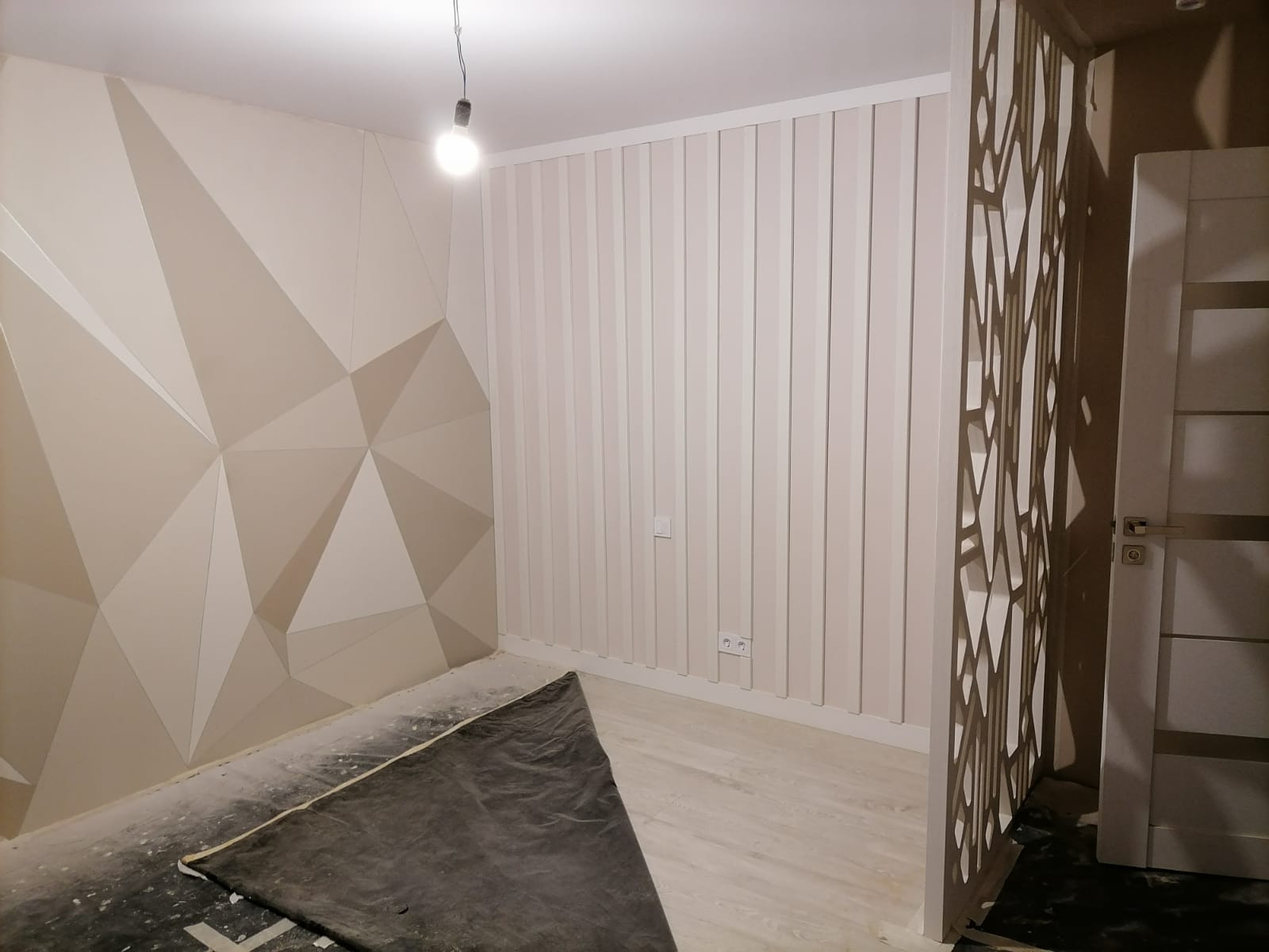 Спальня для девушки с использованием реек и перегородки