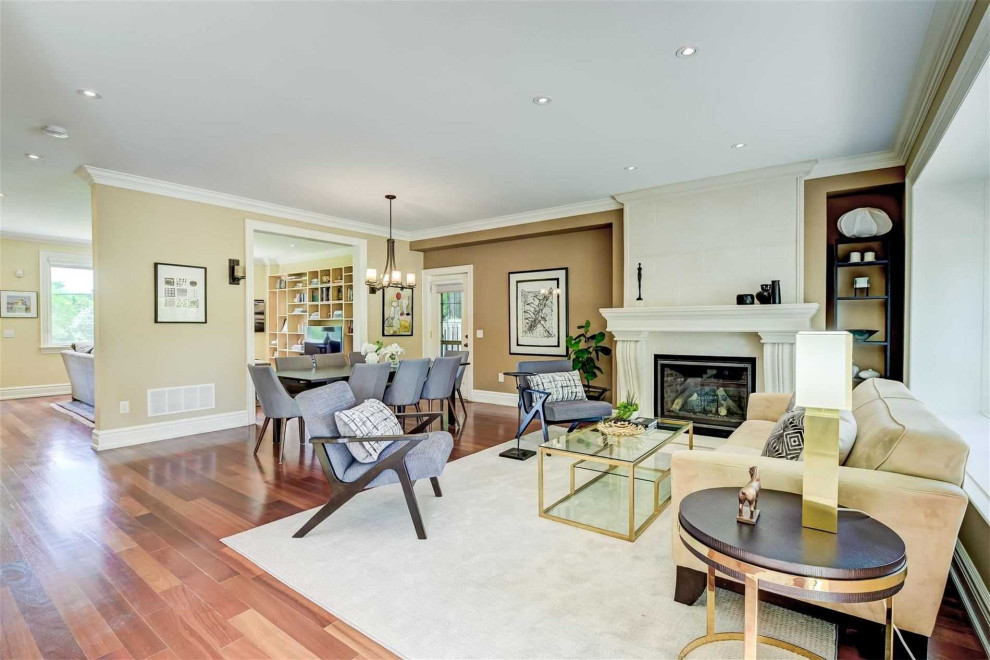 Transitional home design photo in Toronto