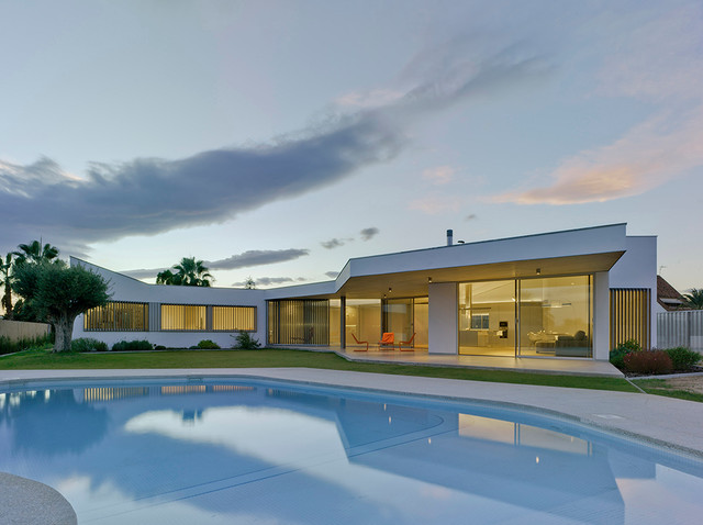 Casa Matola contemporaneo-piscina