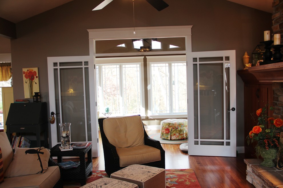 This is an example of a traditional sunroom in Chicago.