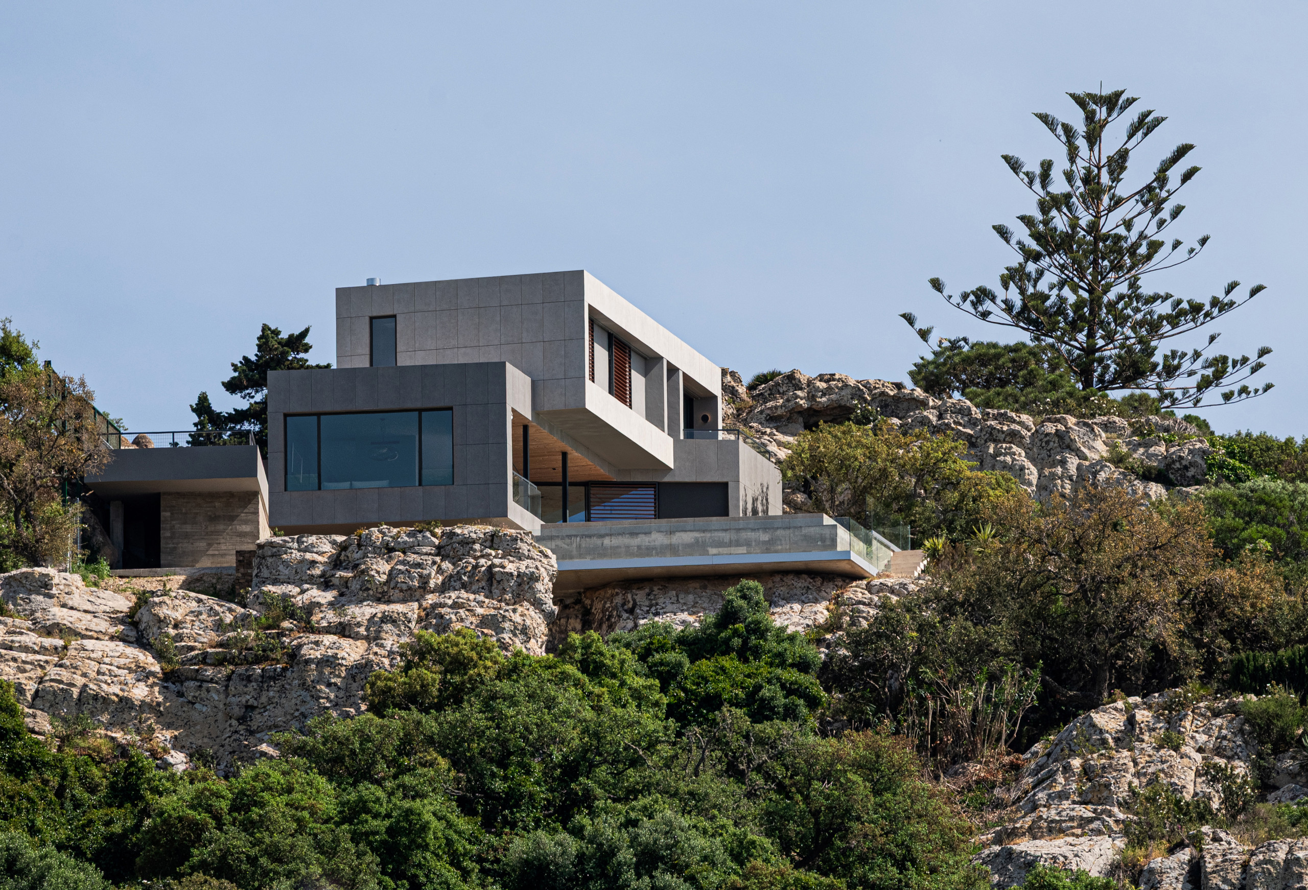 Casa entre rocas