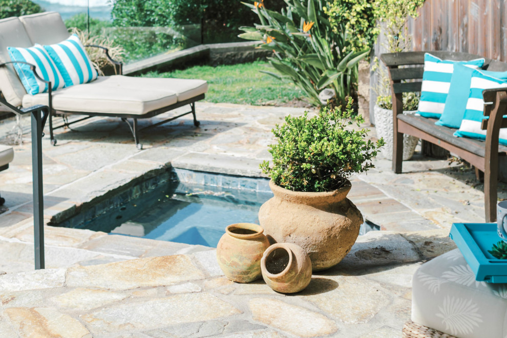 Example of a transitional patio design in San Diego