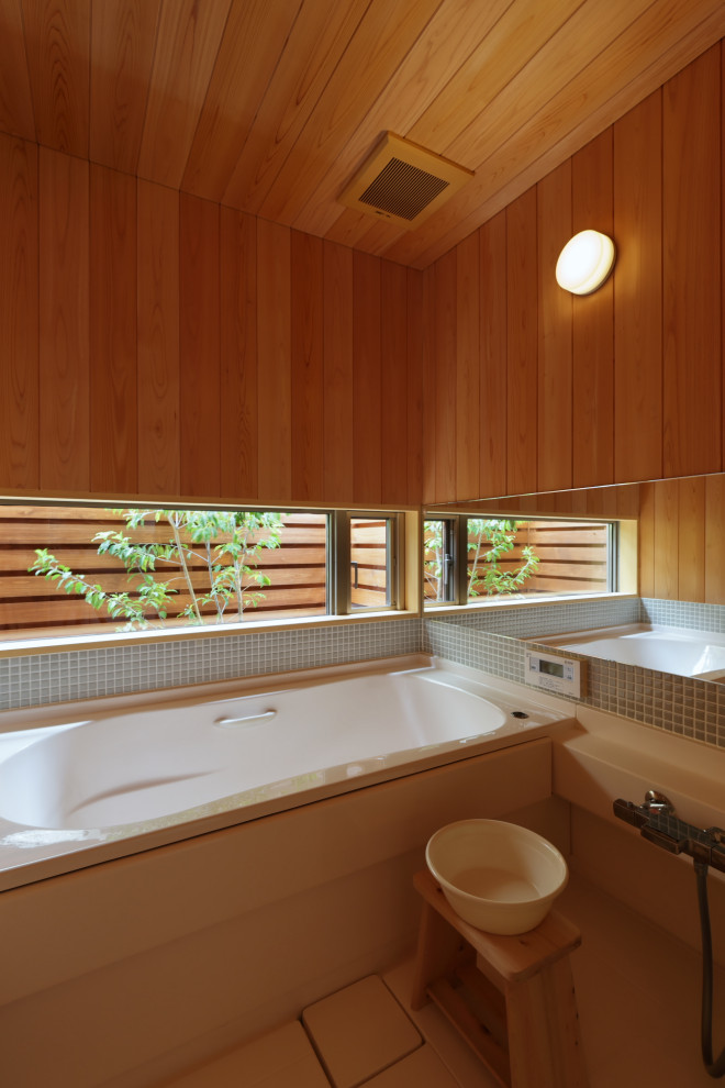 他の地域にある和モダンなおしゃれな浴室 (板張り天井、板張り壁) の写真