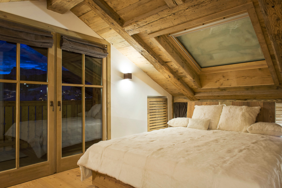 Immagine di una camera da letto rustica