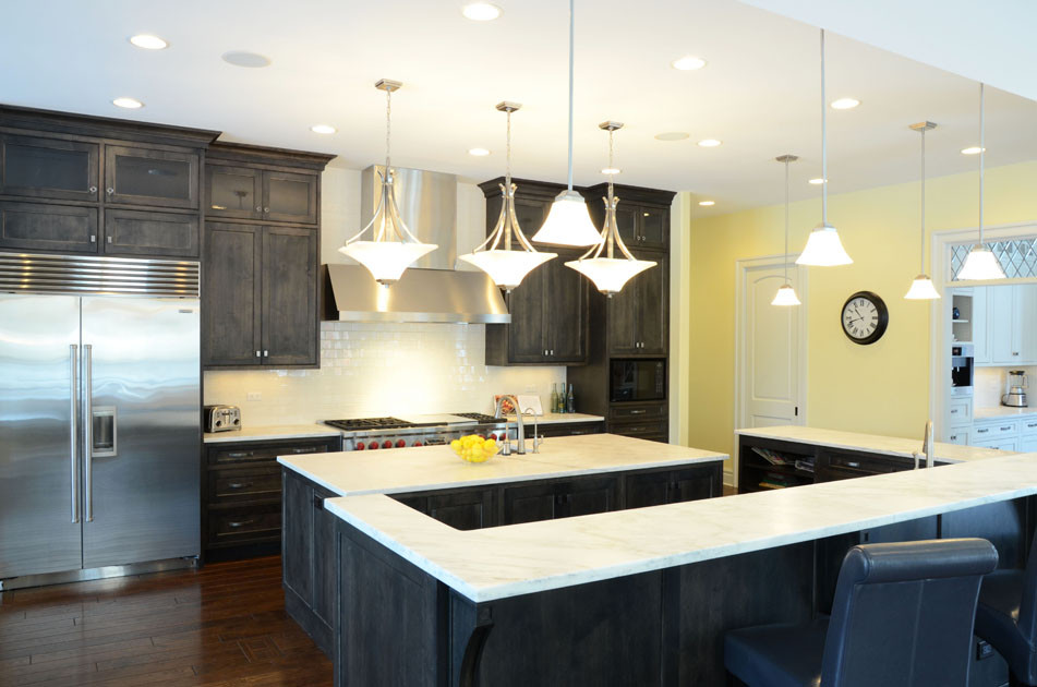Kitchen - transitional kitchen idea in Chicago