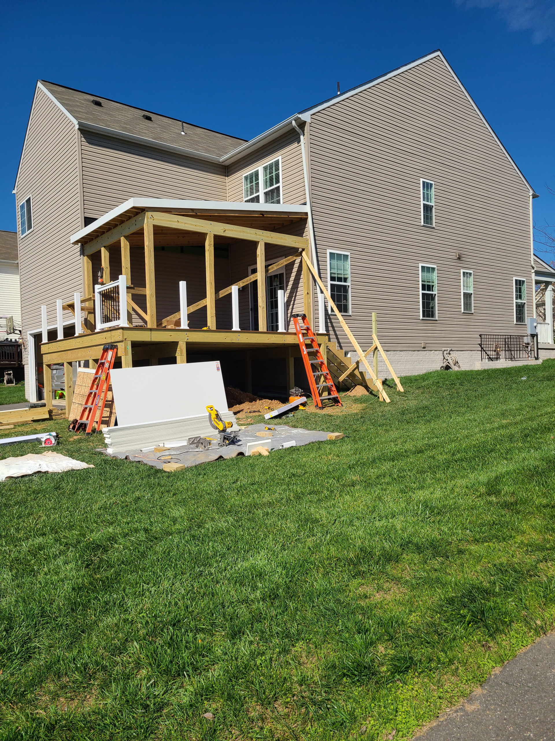 Screened in deck w/ outer walkway