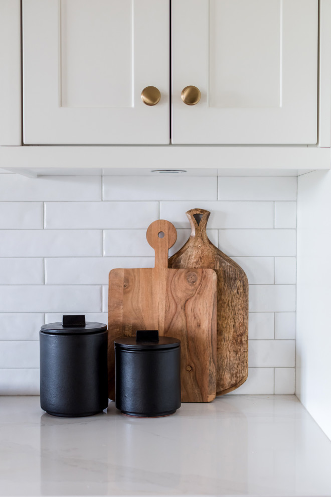 Example of a transitional kitchen design in Toronto