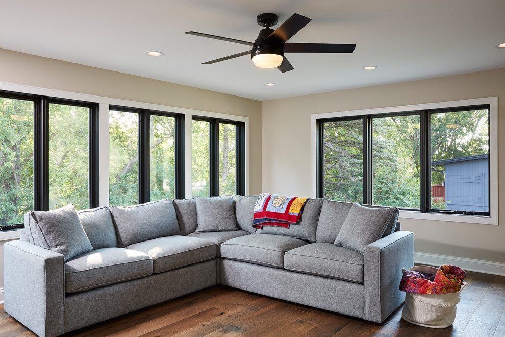 Idee per un grande soggiorno minimal aperto con angolo bar, pareti beige, pavimento in legno massello medio e pavimento marrone